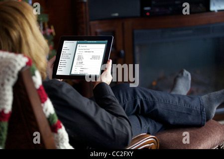 Santé consciente Caucasian woman tienne un ipad 2 Contrôle de la nutrition Les aliments à l'aide de calories s'app iPad Banque D'Images