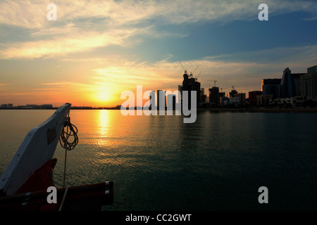 La voile vers le coucher du soleil sur un Dhow dans la baie de Doha, Qatar, Arabie. Banque D'Images