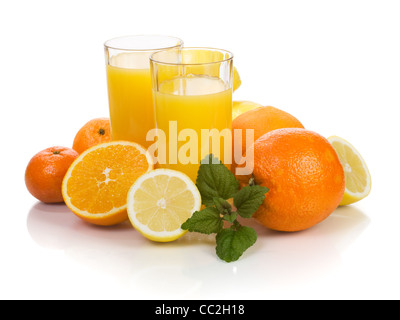 Agrumes et deux verres de jus d'orange frais Banque D'Images