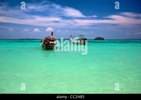 Mer émeraude et bleu ciel sur la mer Andaman Île de Koh Lipe situé dans la région de Ranong dans le sud profond de la Thaïlande. Banque D'Images