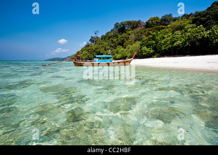 Vue de la plage de sable blanc de Koh Rawi est à côté de Koh Adang dans le parc marin de Tarutao dans Ranong de Thaïlande. Banque D'Images