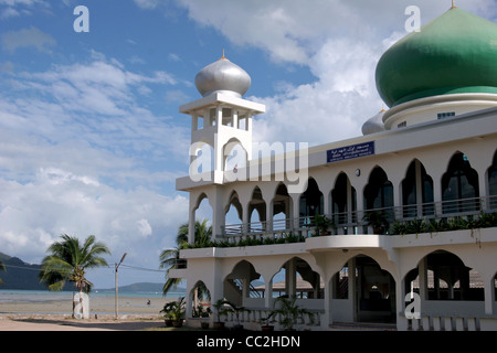 Le Aowalul Hidayah mosquée est dans l'après-midi du soleil, près de la rive dans la baie de Chalong, Phuket, Thaïlande, l'île. Banque D'Images