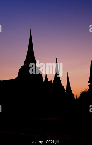 Les trois chedis de Wat Phra Si Sanphet silhouetté, Ayutthaya, Thaïlande Banque D'Images