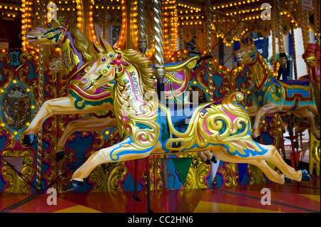 À cheval sur un carrousel traditionnel victorien Banque D'Images