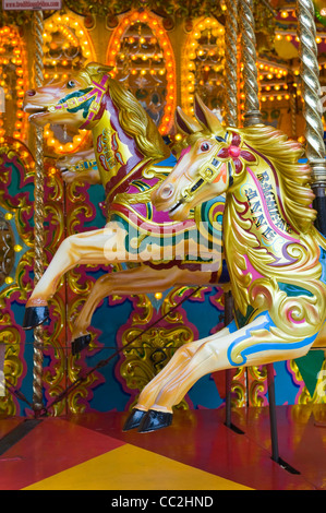 À cheval sur un carrousel traditionnel victorien Banque D'Images