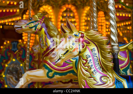 À cheval sur un carrousel traditionnel victorien Banque D'Images