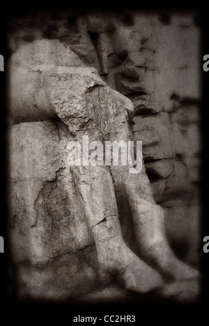 Un noir et blanc photographie créative d'une statue d'un inconnu. Temple de Karnak, en Égypte. Banque D'Images