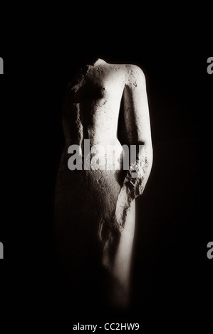 Un noir et blanc photographie créative d'une statue d'un inconnu. Temple de Karnak, en Égypte. Banque D'Images