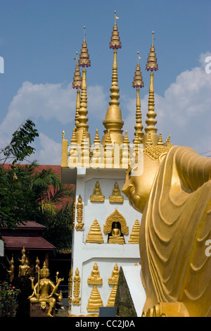 Le visage d'or d'un grand Bouddha couché statue est partie d'un ancien temple bouddhiste historique et à Phrae, Thaïlande. Banque D'Images