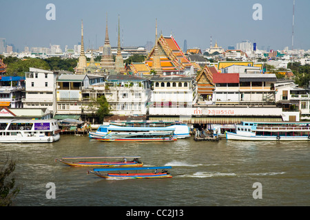 Vue sur la rivière Chao Phraya et Bangkok à partir de Wat Arun, Bangkok, Thaïlande Banque D'Images
