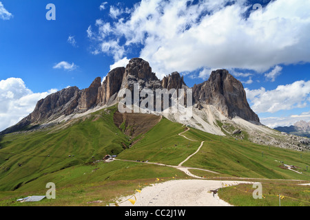 L'été sur le mont Sassolungo à partir de la vallée de Fassa, Dolomites italiennes Banque D'Images
