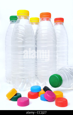 Groupe des bouteilles et des bouchons de recyclage sur fond blanc Banque D'Images