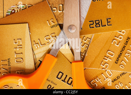 Ciseaux sur pile de cartes de crédit, studio shot Banque D'Images