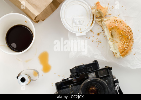 Le petit-déjeuner et de l'appareil photo sur la table, studio shot Banque D'Images