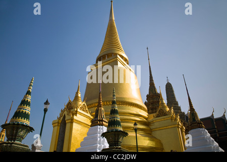 Le Phra Si Rattana chedi du Wat Phra Kaew (Temple du Bouddha d'Émeraude). Bangkok, Thaïlande Banque D'Images