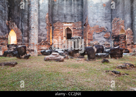 Ancient statues de Bouddha dans les ruines du Wat Phra Si Rattana Mahathat, Lopburi, Thaïlande Banque D'Images