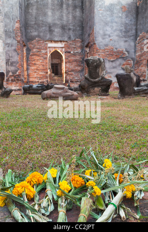 Les offrandes à la fleur d'anciennes ruines de Wat Phra Si Rattana Mahathat, Lopburi, Thaïlande Banque D'Images