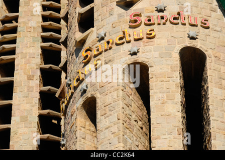 Barcelone, Espagne. Temple de la Sagrada Familia (Antoni Gaudi, commencé en 1882, pas encore achevé) Détail de l'ouest de tours Banque D'Images