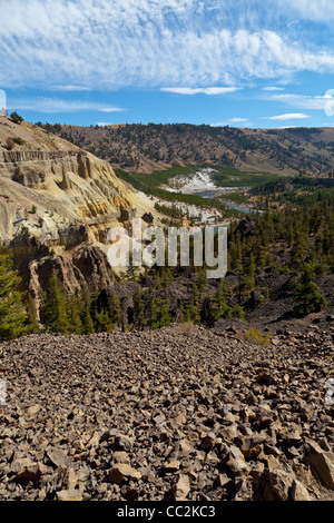 Les narrows sont une très belle sont au nord du grand canyon de la Yellowstone. Les formations rocheuses et les falaises formées par l'érosion de la rivière sont particulièrement intéressants. Banque D'Images