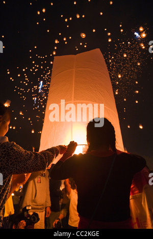 Lancement khom (loi fêtards sky lanternes) dans le ciel nocturne pendant le festival Yi Peng. San Sai, Chiang Mai, Thaïlande Banque D'Images