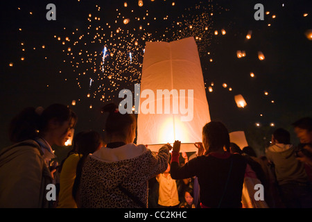 Lancement khom (loi fêtards sky lanternes) dans le ciel nocturne pendant le festival Yi Peng. San Sai, Chiang Mai, Thaïlande Banque D'Images