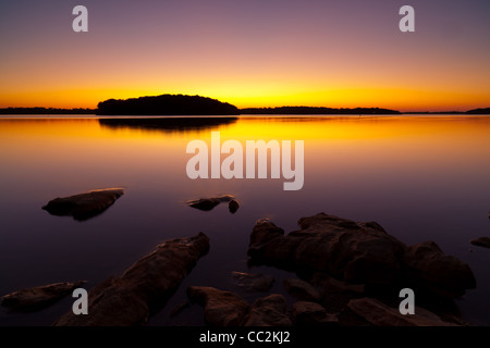 Un coucher de soleil image prise à la zone de loisirs de boutons poole sur j. Percy Priest lake au Tennessee. j. Percy Priest Lake a été formé en 1967 avec la construction de j. Percy Priest barrage sur la rivière de pierres. Le lac est plus de 40 milles de long et couvre plus de 14 000 hectares de domaine. Banque D'Images