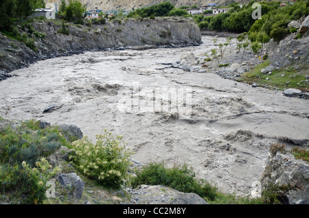 Rapide, riches et boueux de la rivière de montagne au Népal près de Jomsom village Banque D'Images