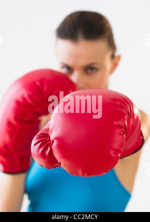 Studio shot of woman boxing Banque D'Images