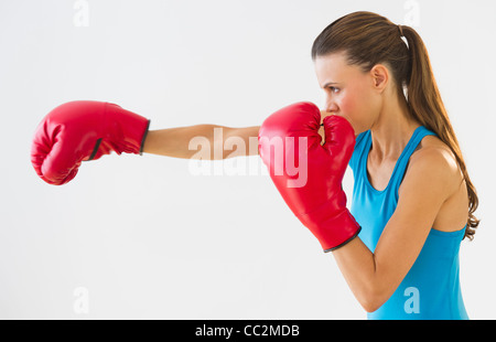 Studio shot of woman boxing Banque D'Images