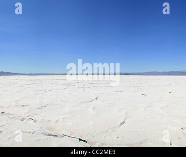 Sec Bristol lake salt pan dans le désert de Mojave en Californie avec ciel bleu Banque D'Images