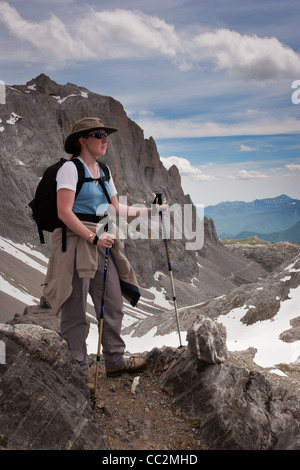 Dans la montagne femelle walker gamme Picos de Europa dans le nord de l'Espagne Banque D'Images