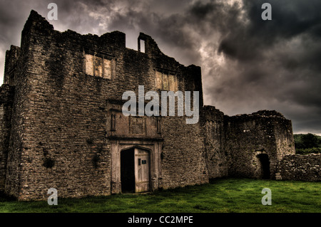 Ruines médiévales du château de beaupré au Pays de Galles. Banque D'Images