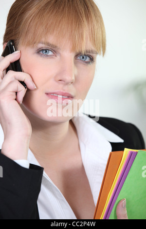 Le gingembre haired woman holding documents Banque D'Images