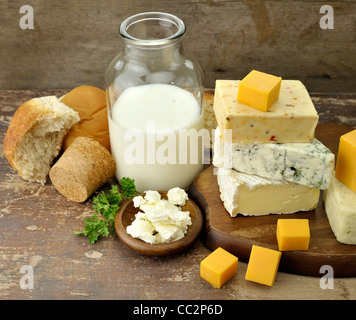 Produits laitiers sur fond de bois Banque D'Images