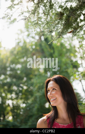 USA, New York, Putnam Valley, Roaring Brook Lake, Close up of woman in forest Banque D'Images