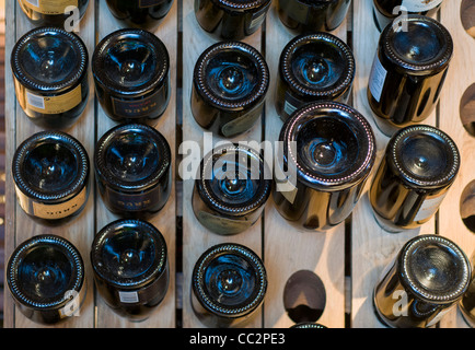 Vin mousseux et des bouteilles de Champagne stockées en rack à l'Enoteca Italien de remuage Banque D'Images