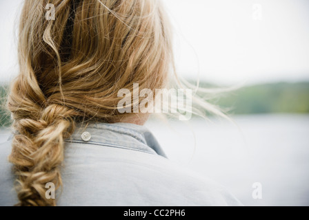 USA, New York, Putnam Valley, Roaring Brook Lake, Close up of woman's blonde et cheveux tressés Banque D'Images