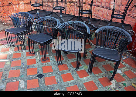 Stacked metal tables et chaises pour manger à l'extérieur, en face du restaurant Banque D'Images