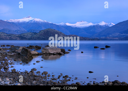 Aube sur le lac Wanaka et les sommets enneigés des Alpes du Sud, Wanaka, Otago, Nouvelle-Zélande Banque D'Images