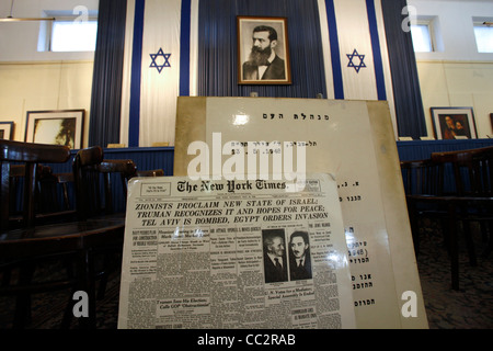 Une copie de la première page du New York Times avec le titre de la Déclaration d'indépendance israélienne de 1948, affichée au hall de l'indépendance, site de la signature de la Déclaration d'indépendance d'Israël sur le boulevard Rothschild à tel Aviv Israël Banque D'Images