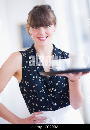 USA, New Jersey, Jersey City, Portrait of smiling waitress Banque D'Images