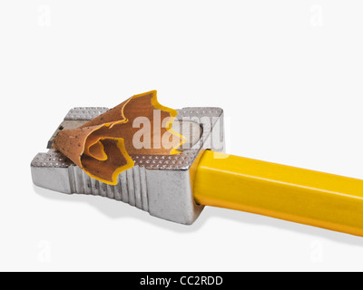 Un crayon est aiguisée avec un sharpener Banque D'Images