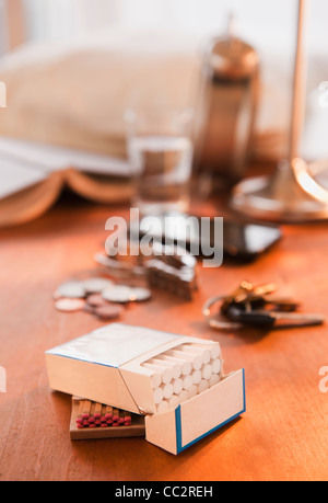 Close up of open paquet de cigarettes sur la table Banque D'Images