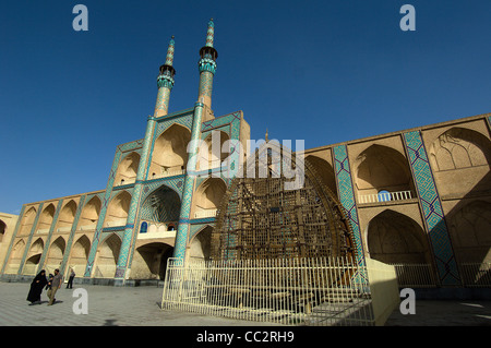 Un sol en bois nakhl en face des trois étages ou Hoosieneh takieh qui fait partie de l'Amir Chakhmaq Yazd, Iran en complexe. Banque D'Images