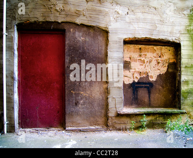 Fenêtre et porte à l'abandon avec graffiti Banque D'Images