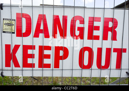 Inscription "DANGER Garder hors' derrière clôture métallique Banque D'Images