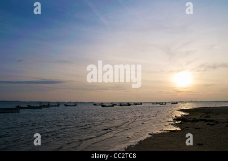 Coucher de soleil avec des bateaux de pêche dans les portes-en-Ré sur l'île de Ré (Ile de Ré) Banque D'Images