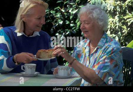 Deux femme mature prenant le thé et gâteaux Banque D'Images