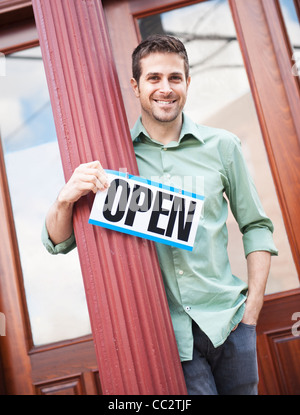 USA, New Jersey, Jersey City, Portrait d'homme avec 'Ouvrir' sign Banque D'Images