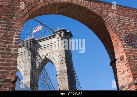 USA, l'État de New York, New York City, Arch et Brooklyn Bridge en arrière-plan Banque D'Images